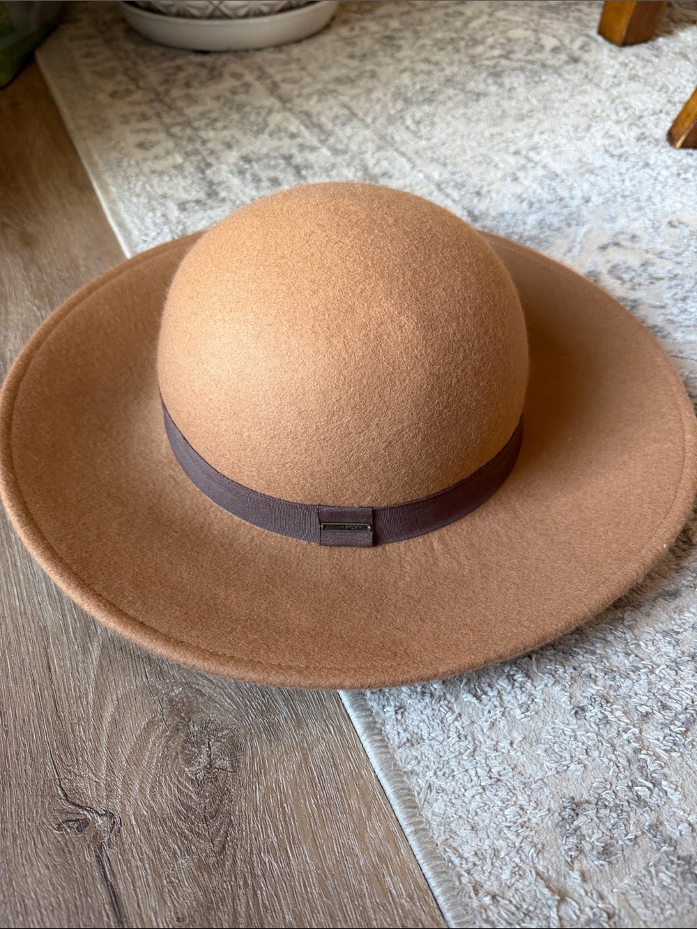 ROXY Wide-Brim Wool Felt Hat in Camel with Brown Band